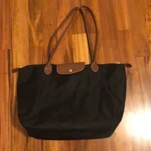 Black medium size longchamp